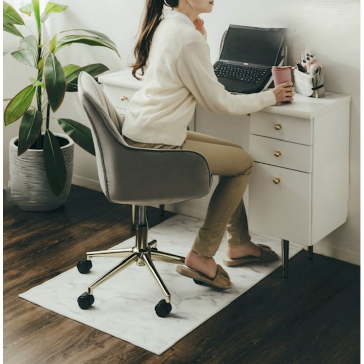 2f フランフラン マーブル柄のチェアマットでオシャレにデスクワークを フランフラン おすすめ イオンレイクタウンmori 公式ホームページ